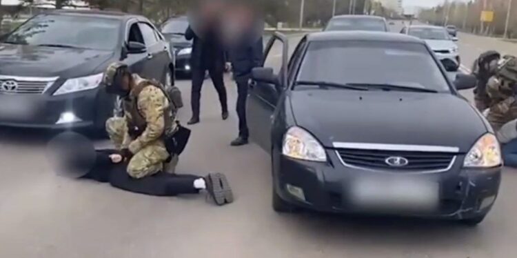 Требовали деньги у таксиста: в Кокшетау задержали наглых рэкетиров