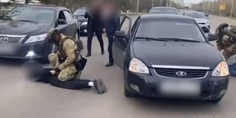 Требовали деньги у таксиста: в Кокшетау задержали наглых рэкетиров