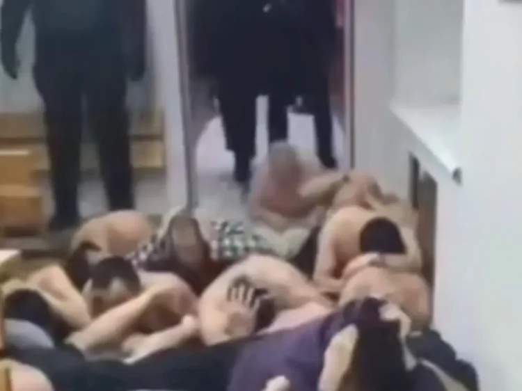 Мәскеу полициясы қырғыз мигранттарын моншада 5 сағат бойы азаптаған