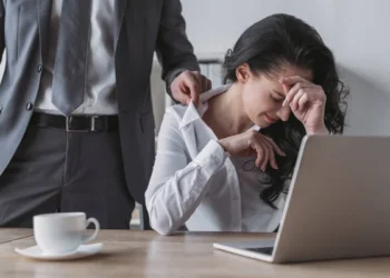 Домогательства на работе: Минтруд предложил закрепить защиту в трудовом договоре