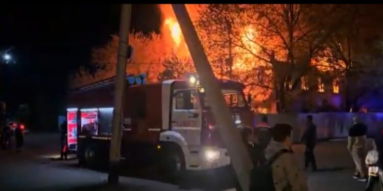 Алматыда бос тұрған әкімшілік ғимараттан өрт шықты