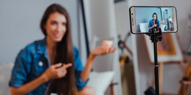 Балаға кесірін тигізген видео үшін министрлік блогерлерге ескерту жасады