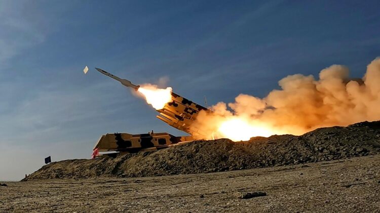 Таяу Шығыстағы дауыл: АҚШ пен Израиль Иранға соққы жасауға дайындалуда