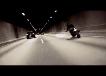 Мотоцикл жол жұмысшыларын қағып кетті: әйелдің жағдайы өте ауыр