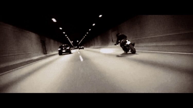 Мотоцикл жол жұмысшыларын қағып кетті: әйелдің жағдайы өте ауыр