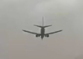 Дауылда батылдық танытқан ұшқыш: жолаушылар алғысын жаудырды