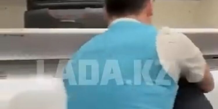 Астана – Ақтау ұшағында бортсерікке қол көтерген жолаушы ұсталды