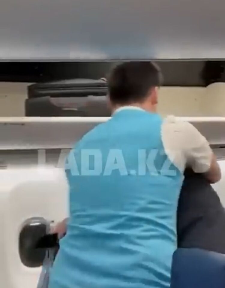 Астана – Ақтау ұшағында бортсерікке қол көтерген жолаушы ұсталды