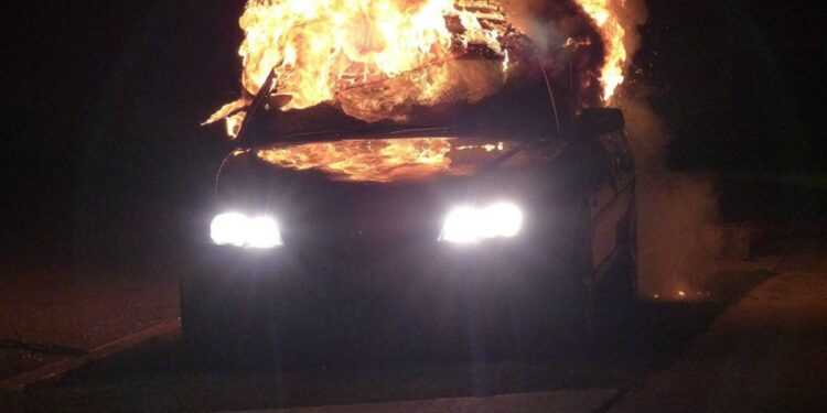 Адамды өлтіріп, көлікпен бірге өртеп жіберген