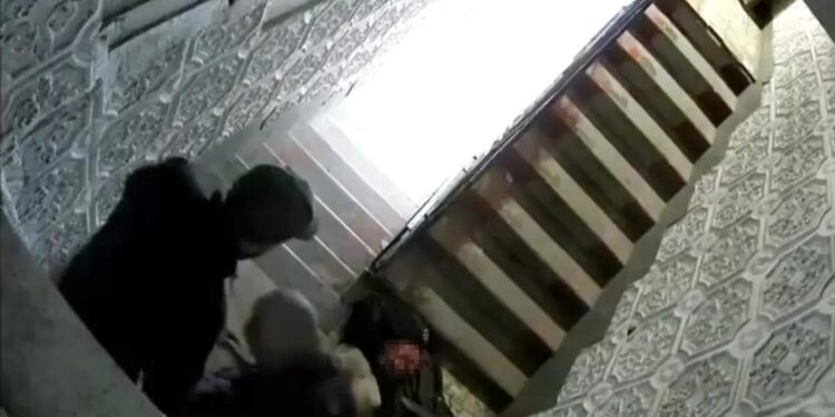 Павлодарда екі адам кісі өлтіріп, мәйітті баспалдақпен сүйреп шығарған