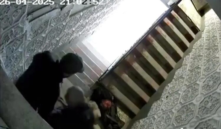 Павлодарда екі адам кісі өлтіріп, мәйітті баспалдақпен сүйреп шығарған