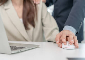 Жұмыс орнында сексуалдық қысым көрсеткендер жазаланады