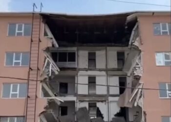 Атырауда университет жатақханасының ортасы опырылды