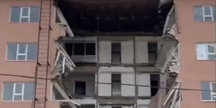 Атырауда университет жатақханасының ортасы опырылды