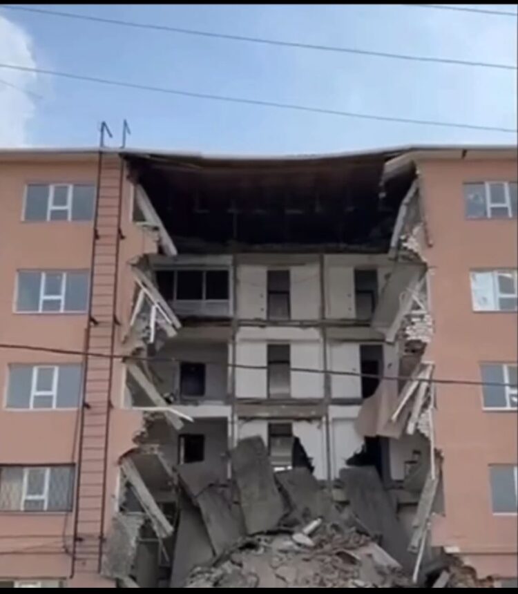 Атырауда университет жатақханасының ортасы опырылды