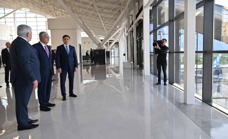 Токаеву показали новый терминал аэропорта Шымкента