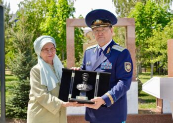 На малой родине Бауыржана Момышулы установили мемориальную доску накануне 80-летия Победы