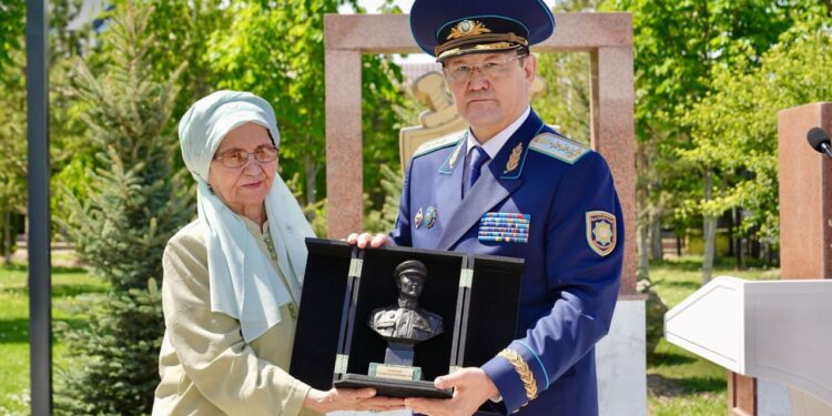 На малой родине Бауыржана Момышулы установили мемориальную доску накануне 80-летия Победы