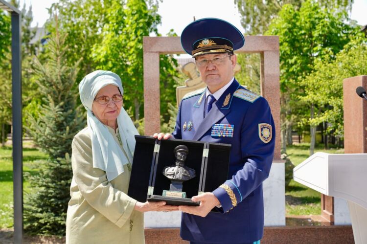 На малой родине Бауыржана Момышулы установили мемориальную доску накануне 80-летия Победы