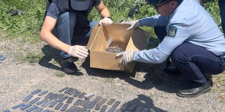 В Туркестанской области задержали Lada с 12 тысячами таблеток трамадола