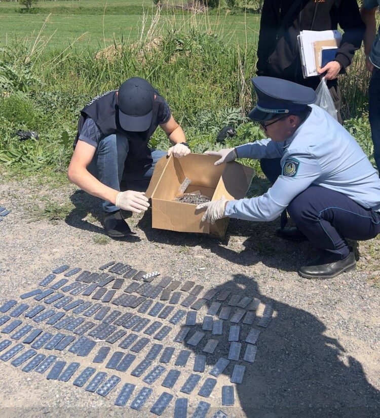В Туркестанской области задержали Lada с 12 тысячами таблеток трамадола