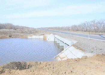 Новая плотина сдержала большой поток воды в Актюбинской области
