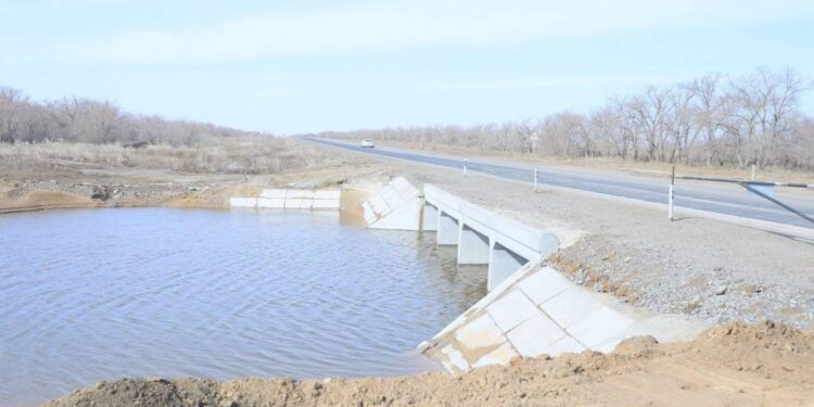 Новая плотина сдержала большой поток воды в Актюбинской области