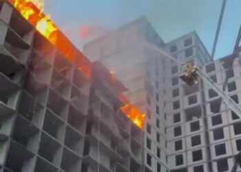 Атырауда салынып жатқан үйден өрт шықты: зардап шеккендер жоқ