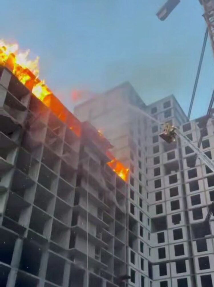 Атырауда салынып жатқан үйден өрт шықты: зардап шеккендер жоқ