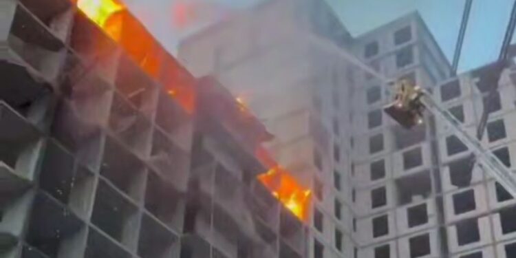 Атырауда салынып жатқан үйден өрт шықты: зардап шеккендер жоқ