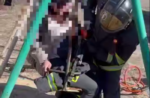 В Улытау женщина застряла в детских качелях