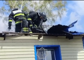 В Новоишимском спасатели эвакуировали 15 человек из горящего дома