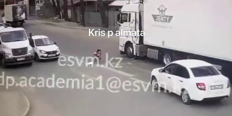 В Алматы грузовик сбил насмерть 7-летнюю девочку