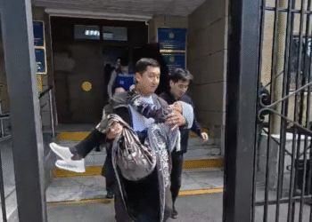 «Вынесли на руках»: бабушке погибшего Шерзата Полата снова стало плохо в зале суда