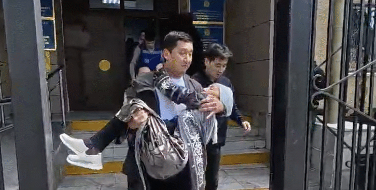 «Вынесли на руках»: бабушке погибшего Шерзата Полата снова стало плохо в зале суда