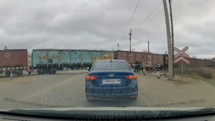 Семейде жүк пойызы әйел адамды басып кетті