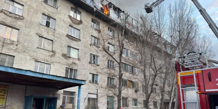 Елордада жатақханада өрт шықты, құтқарушылар дер кезінде әрекет етті