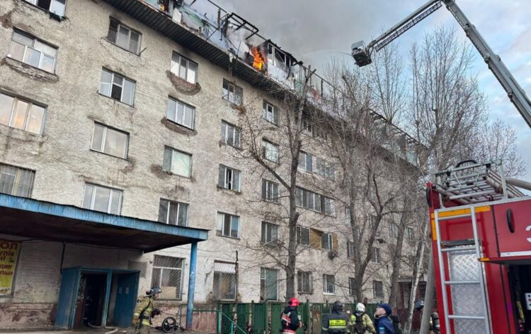 Елордада жатақханада өрт шықты, құтқарушылар дер кезінде әрекет етті