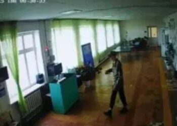 Ақсуатта мектепке пышақпен кірген 19 жастағы жігіт ұсталды