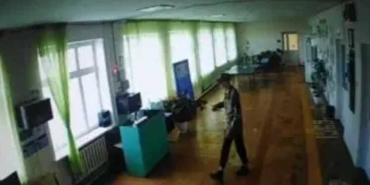 Ақсуатта мектепке пышақпен кірген 19 жастағы жігіт ұсталды