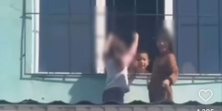 Алматы облысында балалар балабақша шатырына шығып кеткен