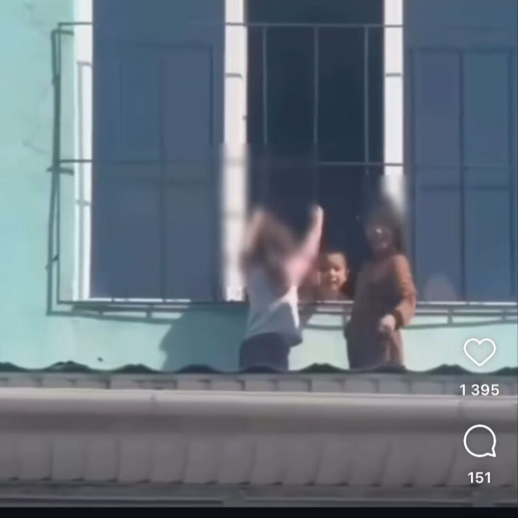 Алматы облысында балалар балабақша шатырына шығып кеткен