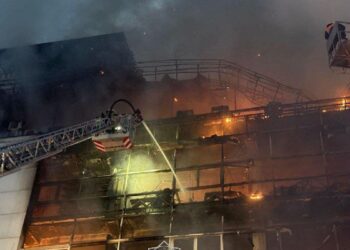 Алматыда алты қабатты ғимарат өртенді