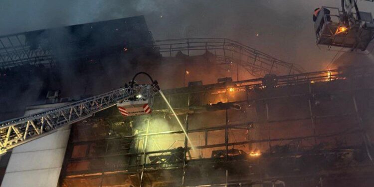 Алматыда алты қабатты ғимарат өртенді