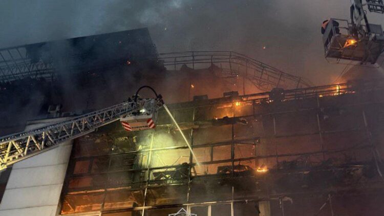 Алматыда алты қабатты ғимарат өртенді