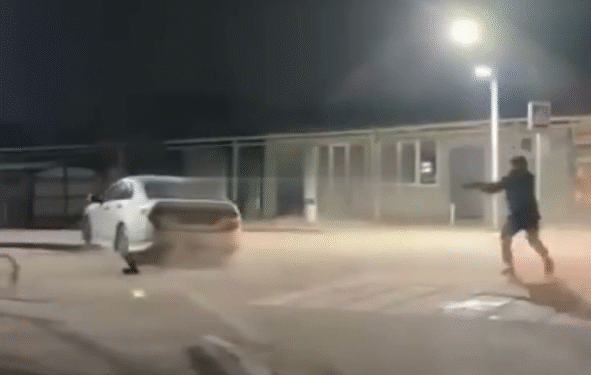 В Алматы мужчина открыл стрельбу по машине