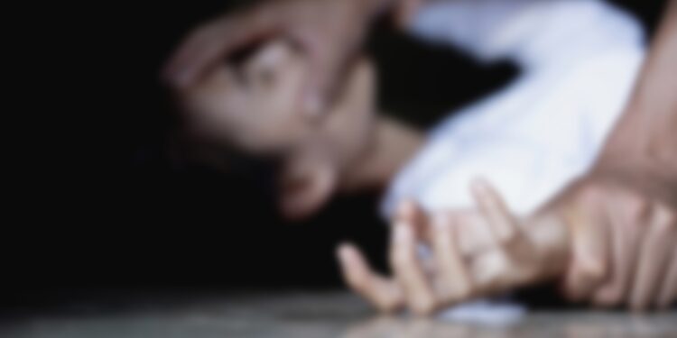 Ақтауда қызды зорламақ болған ер адамды өтіп бара жатқан адамдар ұстады