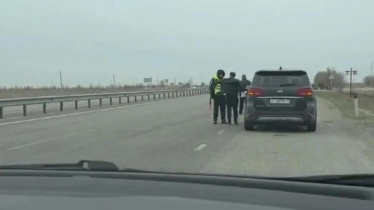 Беларусьтік блогерден ақша талап еткен полицейлер жұмыстан қуылды