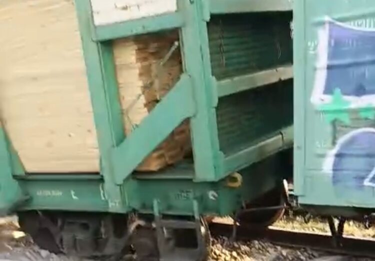 На станции Турксиб сошли с рельсов грузовые вагоны