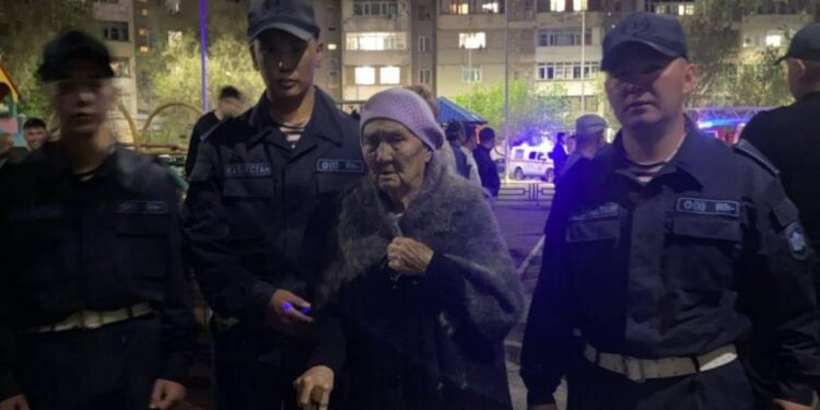 «Действовали, не думая о себе»: гвардейцы спасли 30 человек при пожаре в Талдыкоргане